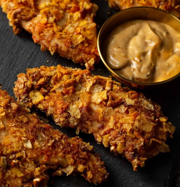 Poulet-Schnitzel mit Panade aus Chips-Resten. 
https://overtimecook.com/2022/03/23/leftover-chips-schnitzel/