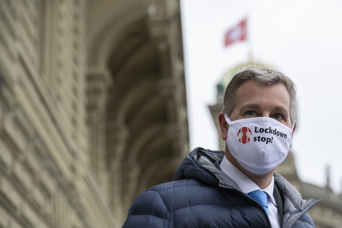 Marco Chiesa, Parteipraesident SVP, traegt eine Maske mit der Aufschrift "Lockdown stop!" bei der Einreichung der Petitionen "Lockdown stop" und "Beizen fuer Bueezer", am ...