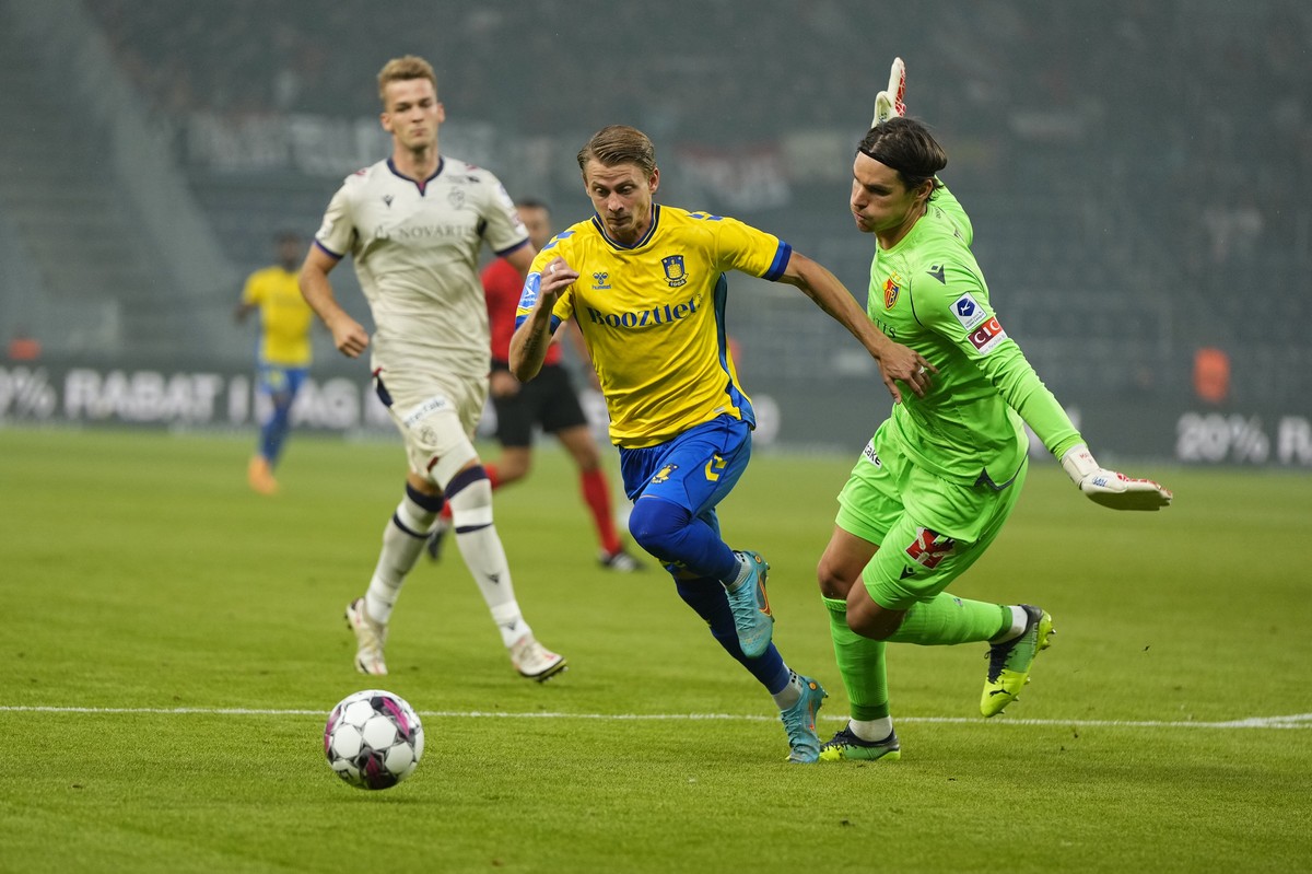 epa10106152 Brondby's Simon Hedlund (C) in action against Basel's goalkeeper Marwin Hitz (R) during the UEFA Europa Conference League third qualifying round, first leg soccer match between B ...