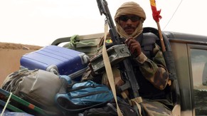 Ein malischer Soldat auf der Ladefläche eines Fahrzeugs.