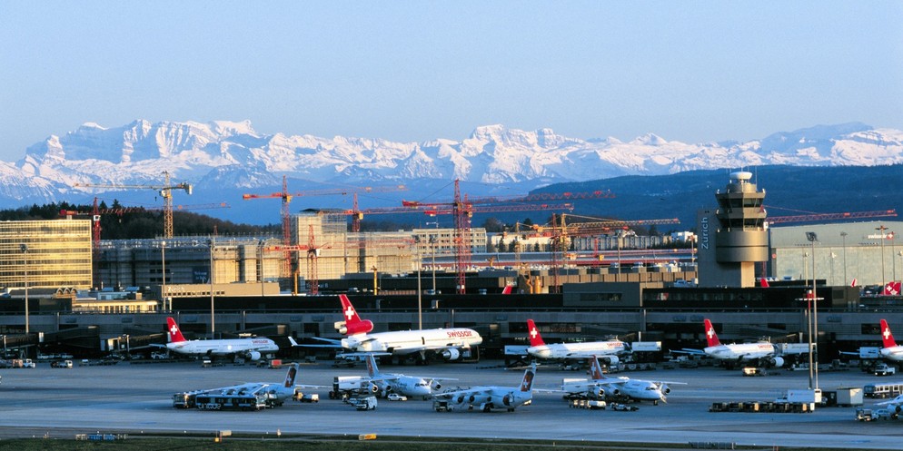Der Zürcher Kantonsrat hat mit 87 zu 83 Stimmen bei zwei Enthaltungen die Pistenverlängerungen am Flughafen angenommen. Dadurch sollen die Sicherheit und die Stabilität des Flugbetriebs erhöht werden. ...