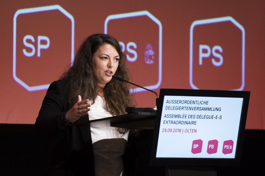 Tamara Funiciello, Praesidentin JUSO, spricht bei der ausserordentlichen Delegiertenversammlung der SP, am Samstag, 29. September 2018 in Olten. (KEYSTONE/Peter Klaunzer)