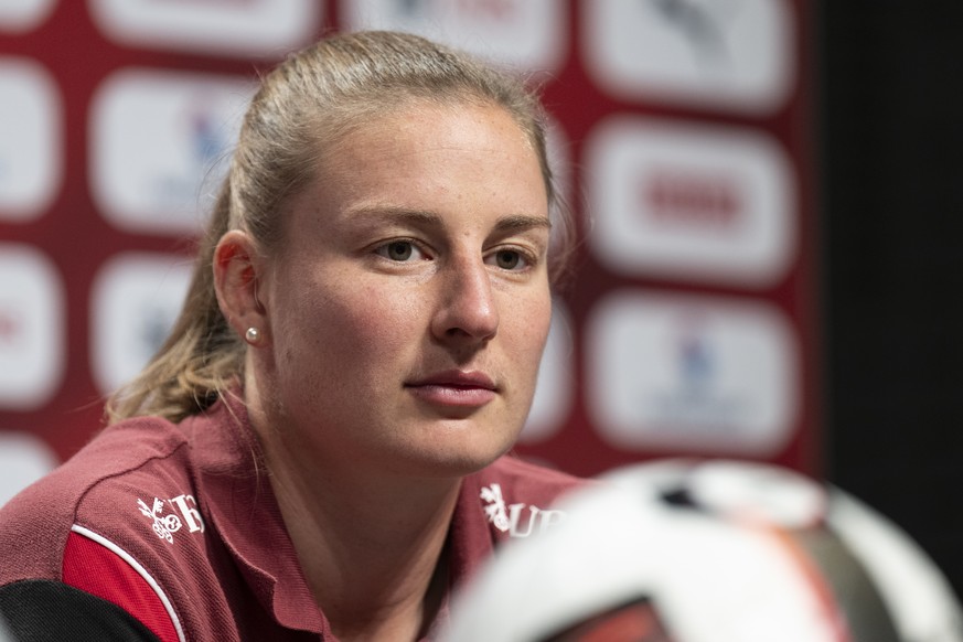 Die Schweizer Fussball Nationalspielerin Julia Stierli spricht an einer Medienkonferenz, am Montag, 30. Juni 2025, in Thun. (KEYSTONE/Peter Schneider)