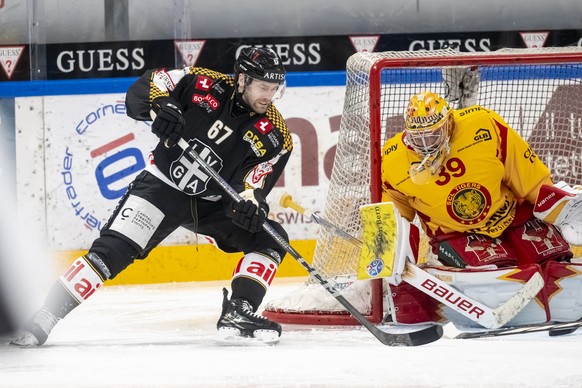 From left, Jiri Sekac (HCL) and le gardien Luca Boltshauser (SCL), during the regular season of National League A (NLA) Swiss Championship 2024/25 between HC Lugano and SCL Tigers at the ice stadium C ...
