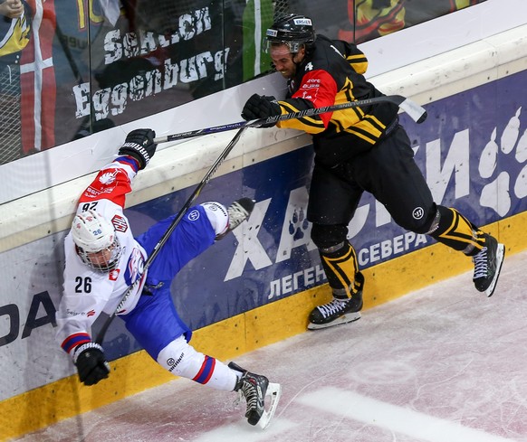 Der ZSC ist vor allem physisch den Österreichern unterlegen. Hier wird&nbsp;Denis Malgin von Philippe Lakos weggecheckt.