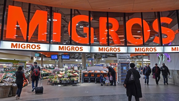 ARCHIVBILD ZUM UMSATZ DER MIGROS IM GESCHAEFTSJAHR 2021, AM DIENSTAG, 18. JANUAR 2022 - Das Migros Logo beim Ladeneingang, fotografiert am Samstag, 17. Februar 2018, am Flughafen Zuerich. (KEYSTONE/Me ...