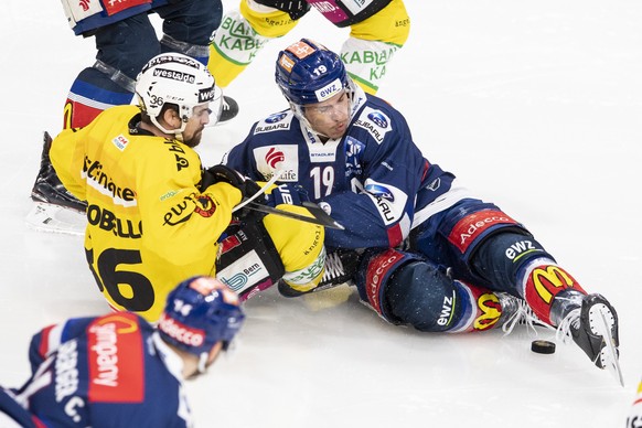 Berns Mark Arcobello, links, kaempft um den Puck gegen Zuercher Reto Schaeppi, rechts, im sechsten Eishockey Playoff-Halbfinalspiel der National League zwischen den ZSC Lions und dem SC Bern am Samsta ...