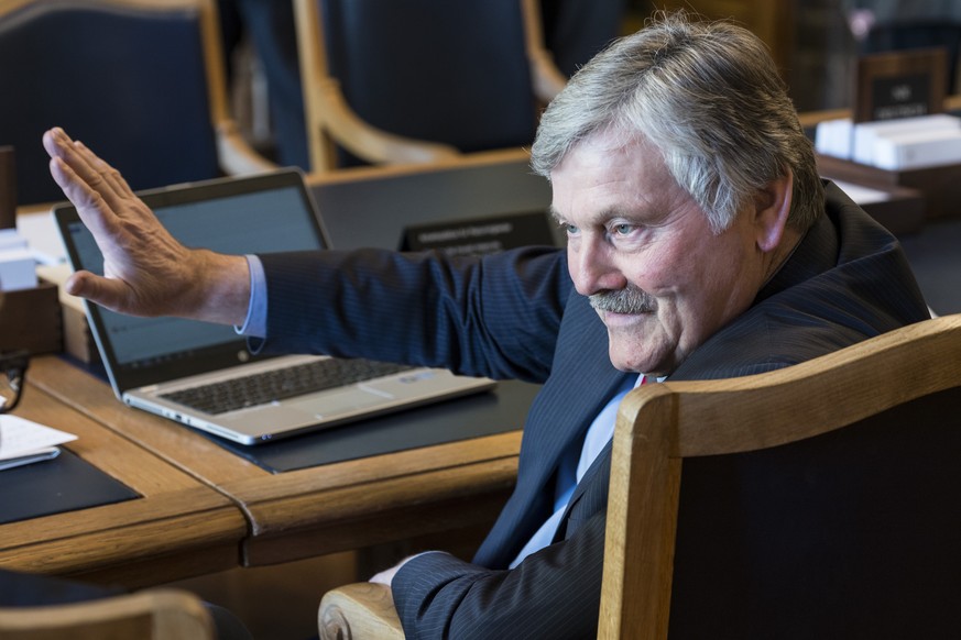 SVP-Nationalrat Hans Fehr diskutiert im Nationalratssaal im Bundeshaus.