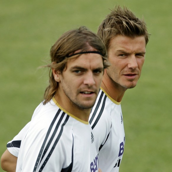 Real Madrid&#039;s English players David Beckham, right, and Jonathan Woodgate, run during a training session in Madrid, Thursday, Aug. 24, 2006. (KEYSTONE/AP Photo/Daniel Ochoa de Olza)