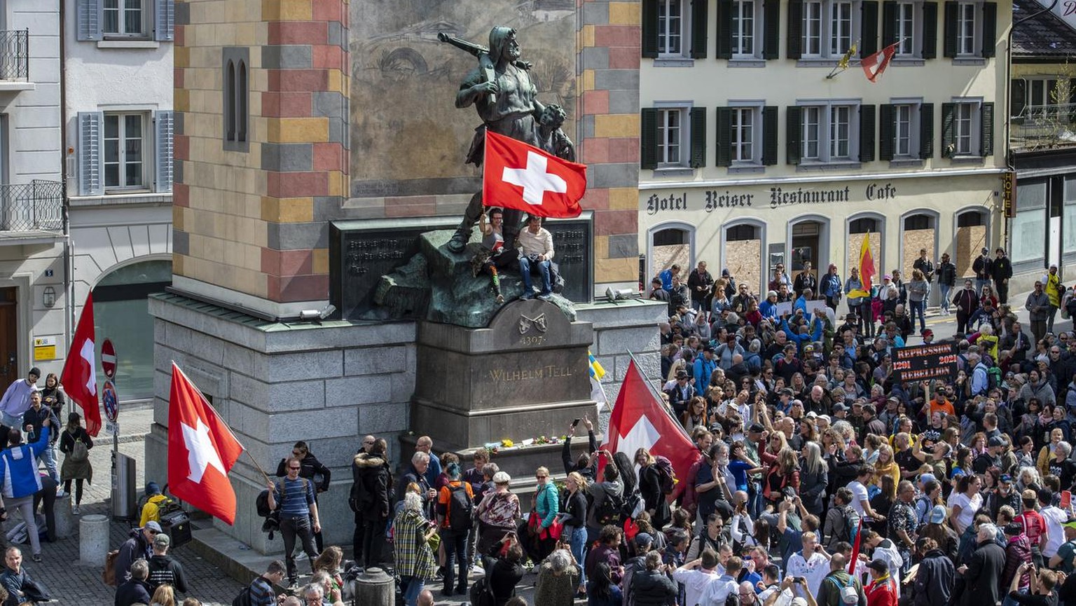 Corona-Skeptiker vor dem Tell Denkmal in Altdorf bei einem nicht bewilligten Demonstrationsumzug gegen die Corona-Massnahmen und Maskenpflicht, am Samstag, 10. April 2021, in Altdorf. (KEYSTONE/Urs Fl ...