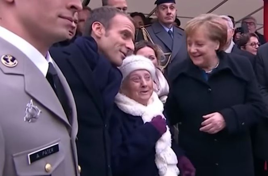 Eine ältere Dame hält Angela Merkel für Macrons Ehefrau – Merkel klärt die Frau auf.&nbsp;