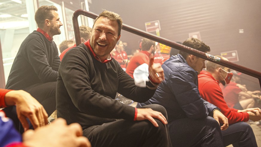 Die SC Rapperswil-Jona Lakers mit Cheftrainer Jeff Tomlinson feiern mit den Fans nach dem vierten Eishockey Playoff-Halbfinalspiel der National League zwischen den SC Rapperswil-Jona Lakers und dem EV ...