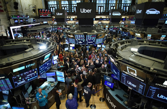 News Themen der Woche KW19 News Bilder des Tages Uber CEO Dara Khosrowshahi stands on the floor of the New York Stock Exchange on Wall Street in New York City on May 10, 2019. The ride-sharing company ...