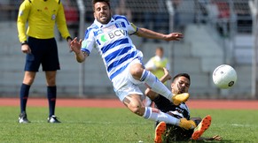 Jonathan Sabbatini (am Boden) gegen Lausannes Max Veloso.