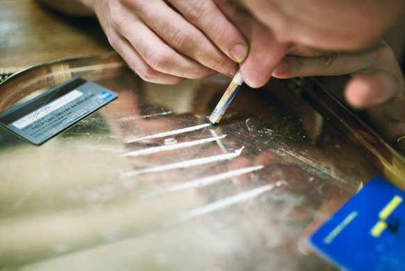 [gestellte Aufnahme] Ein Mann konsumiert am 11. November 2006 Kokain in einer Privatwohnung in Zuerich. (KEYSTONE/Martin Ruetschi) === , ===

[posed picture] A man is consuming cocaine in a private ap ...