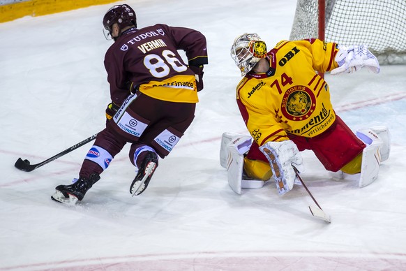 L?attaquant genevois Joel Vermin, gauche, a la lutte pour le puck avec le gardien de Langnau Ivars Punnenovs, droite, lors du match du championnat suisse de hockey sur glace de National League LNA, en ...