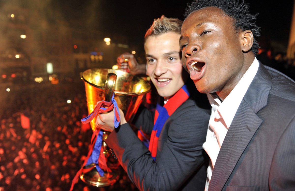 ZU DEN SCHWEIZER MEISTERTITELN DES FC BASEL 1893 SEIT DER SAISON 2000/01 STELLEN WIR IHNEN FOLGENDES BILDMATERIAL ZUR VERFUEGUNG - FC Basel's Xherdan Shaqiri, left, and Samuel Inkoome, right, cel ...