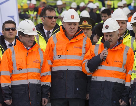 Yildirim, rechts, soll Davutoglu, links, beerben.