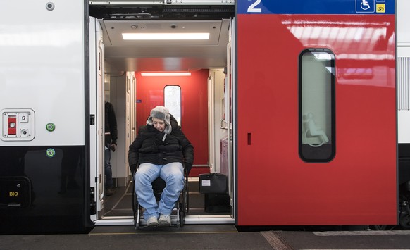 Thea Mauchle, Praesidentin der Behindertenkonferenz Kanton Zuerich, steigt in ihrem Rollstuhl in den neuen Fernverkehr-Doppelstockzug der SBB &quot;FV-Dosto&quot; im Hauptbahnhof in Zuerich, aufgenomm ...