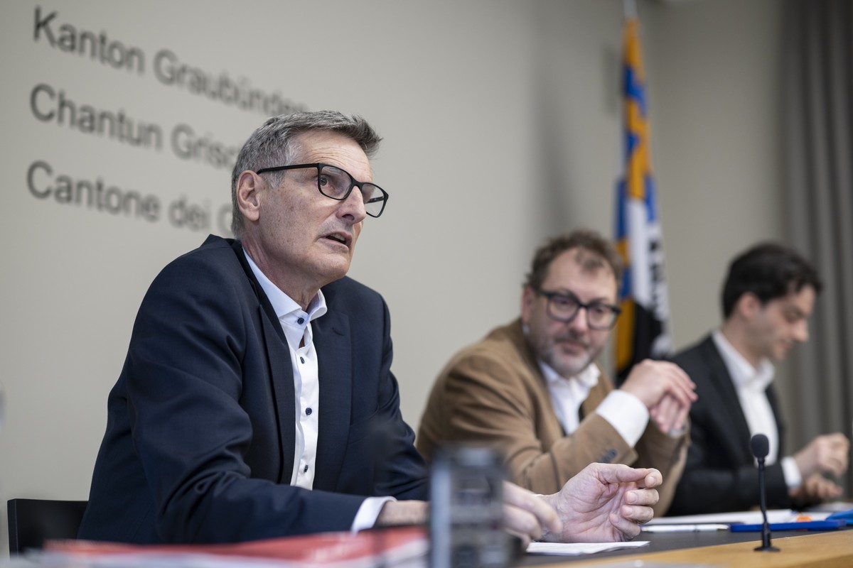 Polizeikommandant Walter Schlegel, Regierungsrat Peter Peyer, und Niculin Mosca, Amtsleiter des Amt fuer Migration und Zivilrecht, von links, aufgenommen an einer Medienkonferenz der Regierung nach de ...