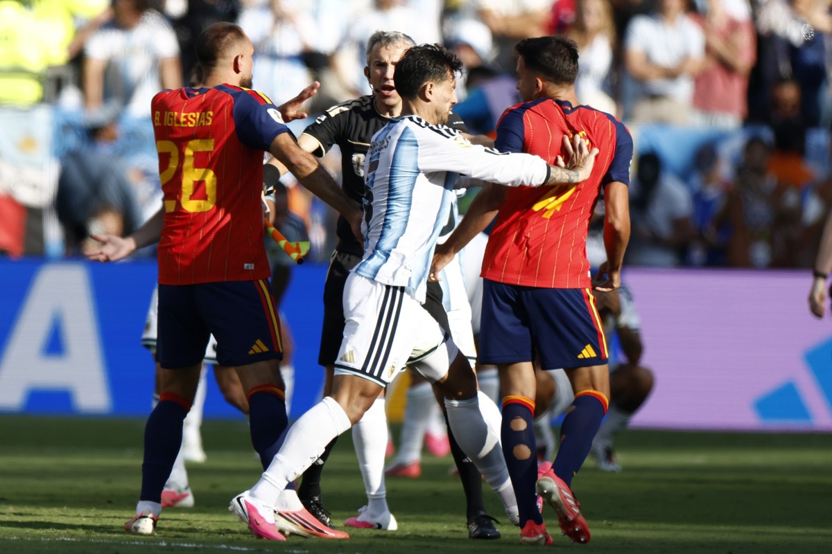 epa13121616 Leandro Paredes of Argentina (C) pushes Eric Garcia of Spain after the FIFA World Cup 2026 final match Spain against Argentina, in East Rutherford, New Jersey, USA, 19 July 2026. EPA/WILL  ...