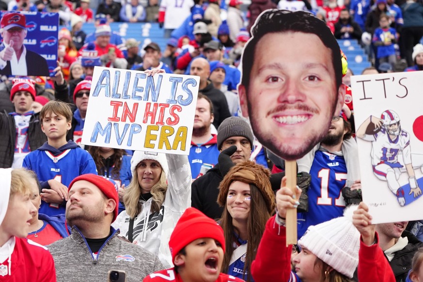 NFL, American Football Herren, USA Kansas City Chiefs at Buffalo Bills Nov 17, 2024 Orchard Park, New York, USA Buffalo Bills fans show their support for Buffalo Bills quarterback Josh Allen 17 prior  ...