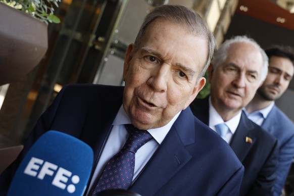 epa12163700 Venezuelan opposition leader Edmundo Gonzalez Urrutia (L), accompanied by former Caracas' mayor Antonio Ledezma (R), addresses journalists after his meeting with Argentine President J ...