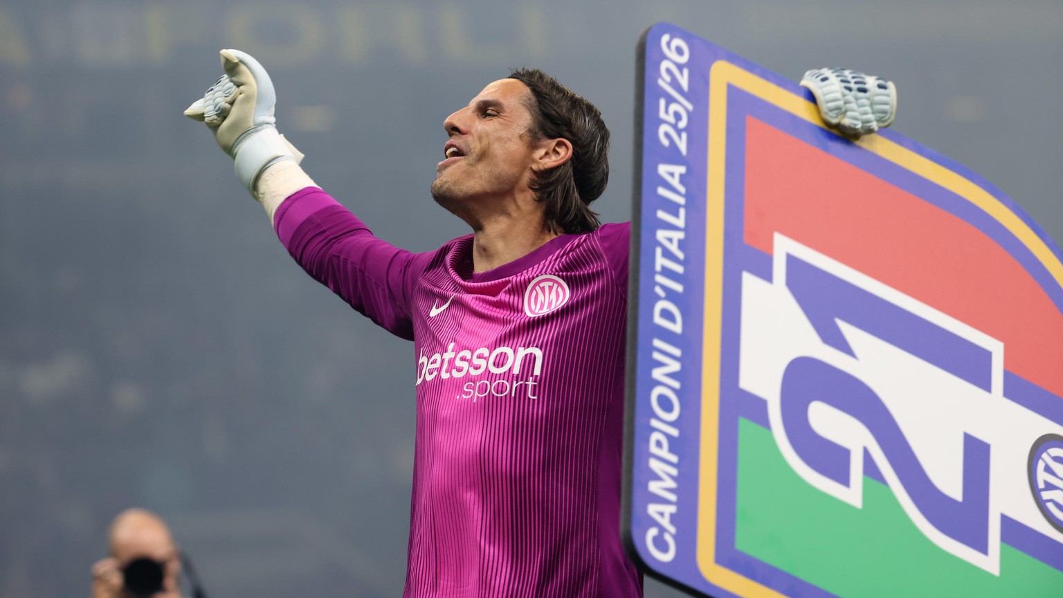 epa12930851 Inter Milan's goalkeeper Yann Sommer and teammates celebrate winning the 2025/2026 Seire A league title after winning the Italian Serie A soccer match between Inter Milan and Parma Ca ...