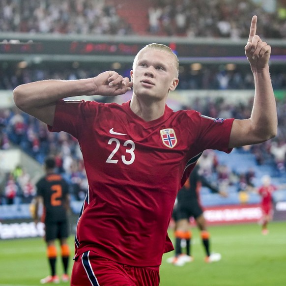 epa09441445 Norway&#039;s Erling Braut Haaland celebrates after scoring the 1-0 lead during the FIFA World Cup 2022 qualifying soccer match between Norway and the Netherlands at Ullevaal Stadium, Oslo ...