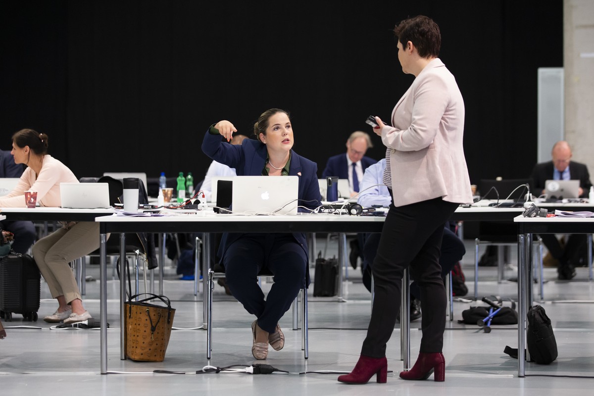 Martina Bircher, SVP-AG, links, diskutiert mit Stefanie Heimgartner, SVP-AG, waehrend der ausserordentlichen Session der Eidgenoessischen Raete, am Mittwoch, 6. Mai 2020 in einer Ausstellungshalle der ...