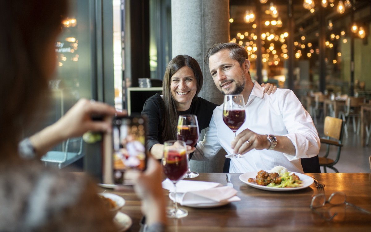 Gaeste posieren im Restaurant daizy, aufgenommen am Montag, 31. Mai 2021 in Zuerich. Ab heute duerfen die Restaurants auch die Tische im Innenbereich wieder besetzen. (KEYSTONE/Ennio Leanza)