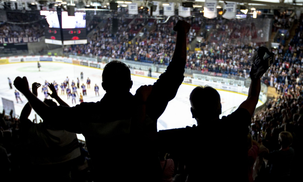 Die Fans des EHC Klotens feiern den 4-3 Sieg in der ersten Verlaengerung im fuenften Eishockey Spiel der Ligaqualifikation der National League zwischen dem EHC Kloten und dem SC Rapperswil-Jona Lakers ...