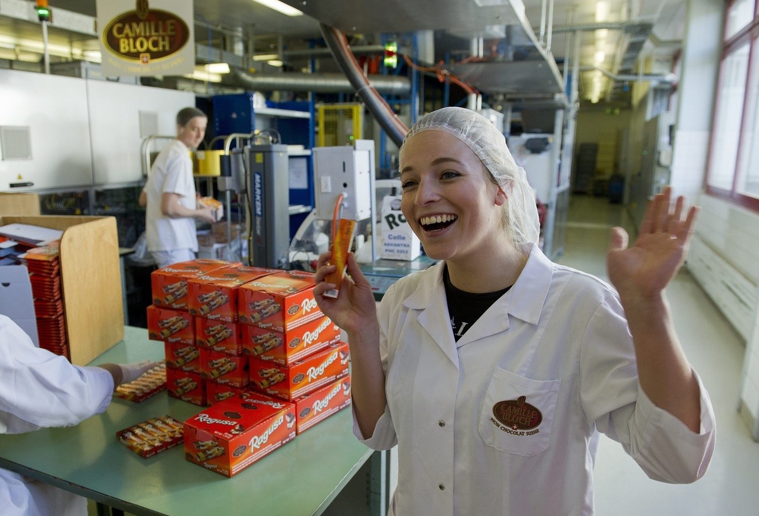 Skirennfahrerin Lara Gut lacht mit einem Ragusa in der Hand in der Schokoladenfabrik Camille Bloch, am Mittwoch, 6. April 2011, in Courtelary. Lara Gut ist neue Markenbotschafterin fuer Ragusa. (PHOTO ...