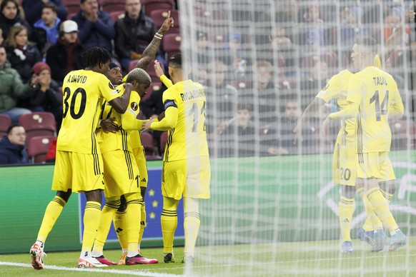 Sheriff&#039;s forward Jerome Ngom Mbekeli, 2rd left, celebrates his goal with his teammates after scoring the 0:1, during the UEFA Europa League group G soccer match between Switzerland&#039;s Servet ...