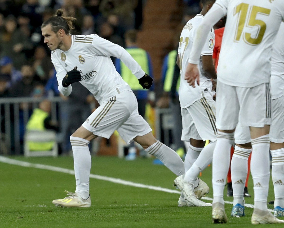 epa08020838 Real Madrid's winger Rodrigo is substituted by Gareth Bale (L) during the Spanish LaLiga soccer match between Real Madrid and Real Sociedad at Santiago Bernabeu stadium in Madrid, Spa ...