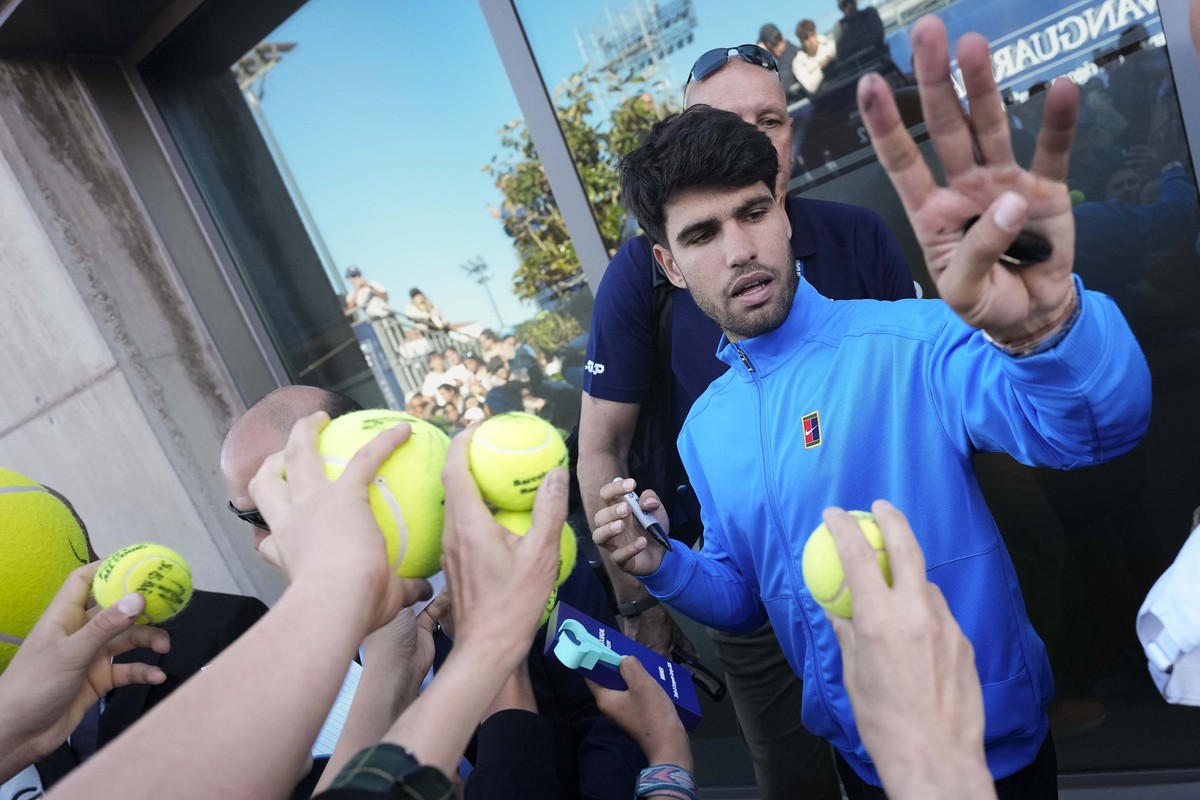epa12889689 Carlos Alcaraz of Spain signs autographs after winning his first round match against Otto Vortanen of Finland at the Barcelona Open tennis tournament in Barcelona, Spain, 14 April 2026. EP ...