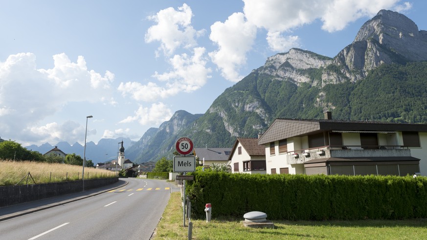 Blick auf den Ortseingang des Dorfes Mels, aufgenommen am Sonntag, 7. Juni 2015, in Mels. Die Bundesanwaltschaft hat im Zusammenhang mit den FIFA-Ermittlungen den Sportrechtevermarkter Kentaro AG mit  ...