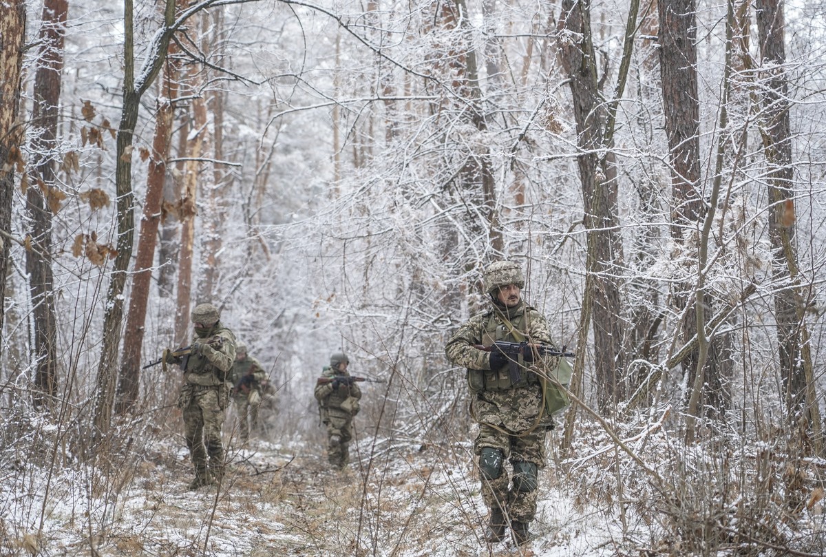 epa11828863 A handout photo made available by the press service of the 33rd Separate Mechanized Brigade of Ukrainian Armed Forces on 16 January 2025, shows 33rd Separate Mechanized Brigade servicemen  ...