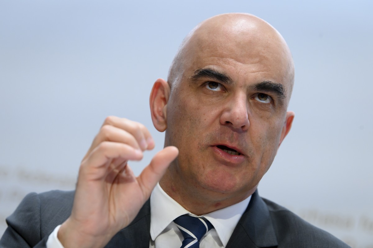 Bundesrat Alain Berset spricht waehrend einer Medienkonferenz ueber die neusten Entscheide des Bundesrates zur Coronavirus-Pandemie, am Mittwoch, 16. Februar 2022, im Medienzentrum Bundeshaus in Bern. ...