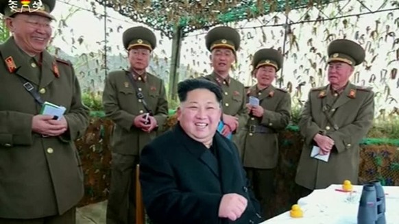 radar-reuters Nordkoreanische Staatsmedien haben am Freitag Fotos einer Militärübung veröffentlicht. Auf den Fotos ist der nordkoreanische Diktator Kim Jong Un zu sehen, wie er umringt von hochrangige ...