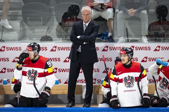 Roger Bader, head coach of Austria, center, during the 2026 IIHF Men's Ice Hockey World Championship preliminary round group A game between United States and Austria, at the Swiss Life Arena ice  ...