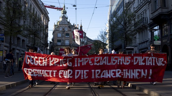 Personen ziehen an einer Demonstration gegen den Iran-Krieg der USA durch die Stadt am Mittwoch, 8. April 2026 in Zuerich. (KEYSTONE/Claudio Thoma)