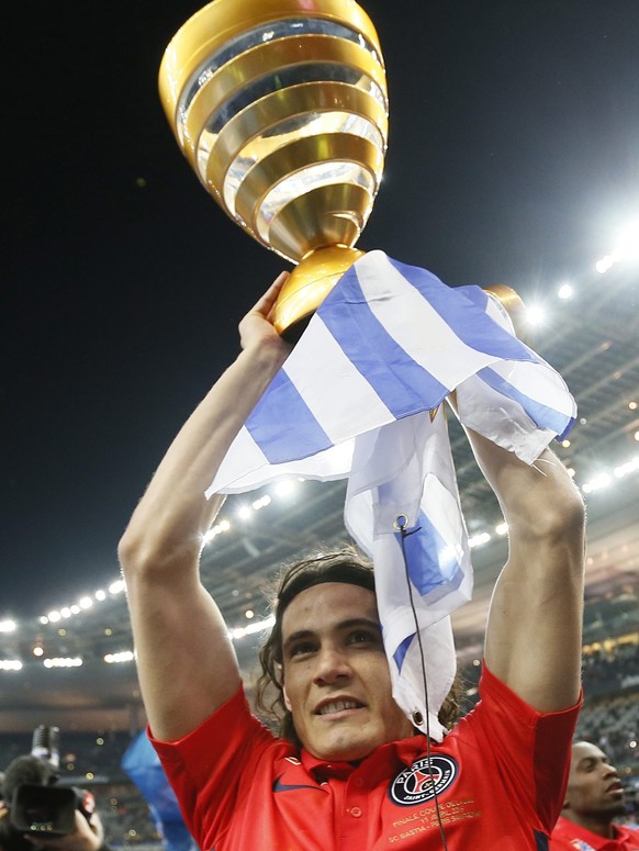 epa04700896 Paris Saint Germain player Edinson Cavani celebrates PSG&#039;s overall victory with the tropy after the Coupe de la Ligue final match between Paris Saint Germain (PSG) and SC Bastia, at t ...