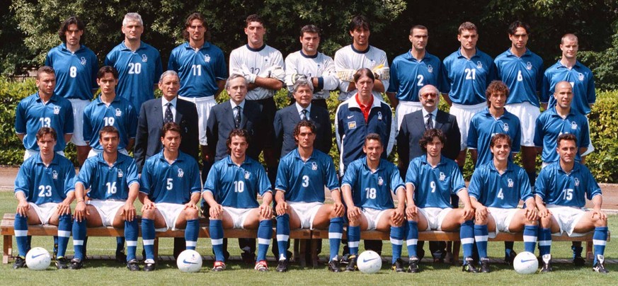 Italiens Kader für die WM 1998. Gigi Buffon steht rechts neben den beiden anderen Goalies Gianluca Pagliuca und Angelo Peruzzi.