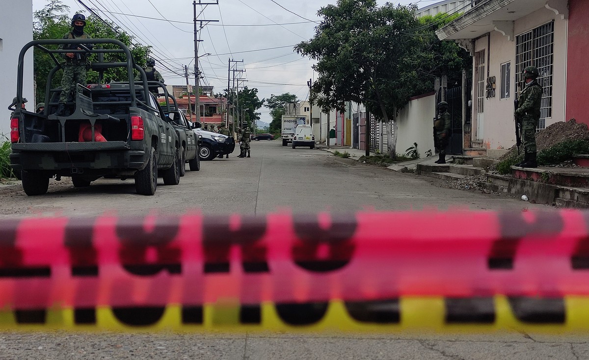 Des soldats de l'armée mexicaine surveillent la zone où plusieurs corps démembrés ont été découverts.