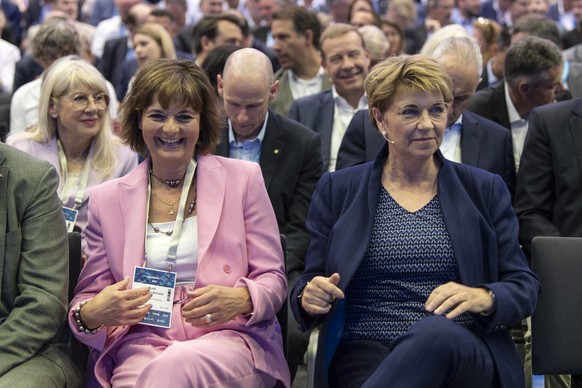 Bundespraesidentin Viola Amherd, rechts, und Alt-Bundesraetin Ruth Metzler sprechen beim Swiss Economic Forum SEF, am Donnerstag, 5. Juni 2024, in Interlaken. Fuehrende Schweizer Wirtschafts - und Unt ...