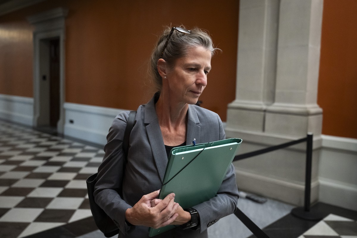 Bundesrichterin Beatrice van de Graaf geht vor seiner Anhoerung bei der Gerichtskommission (GK), am Mittwoch, 26. August 2026 vor das Kommissionzimmer 286 im Bundeshaus in Bern. Die Bundesrichter Yves ...