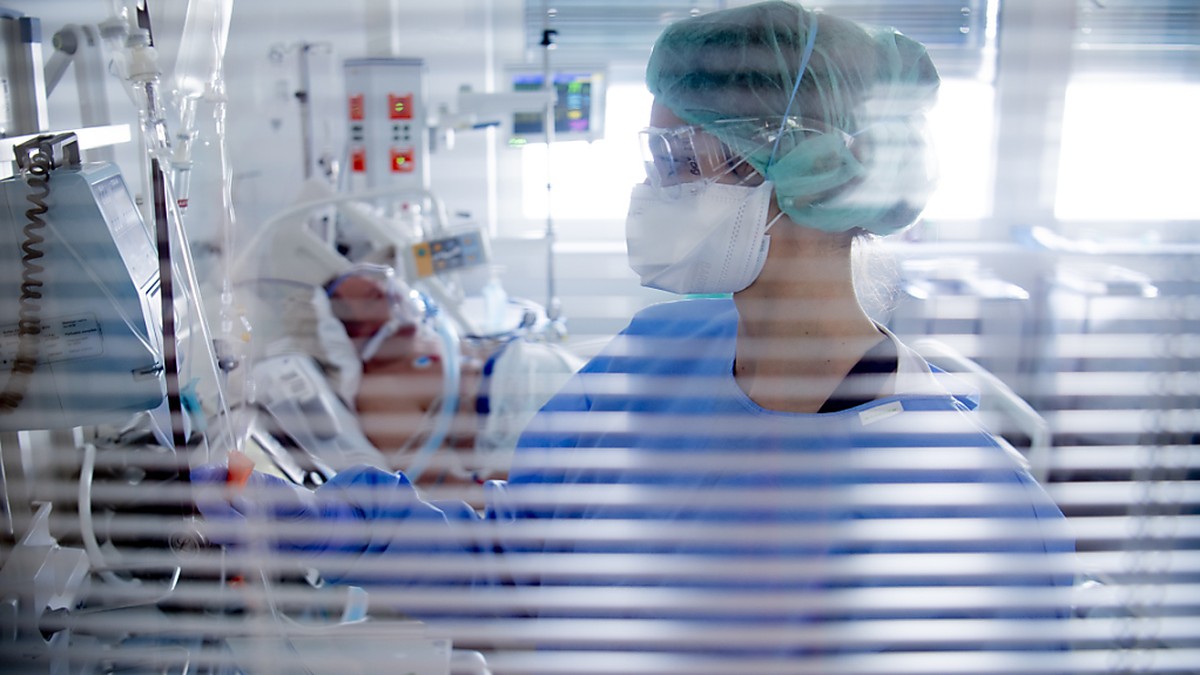 Behandlung eines Covid-19-Patienten im Spital in Rennaz VD.