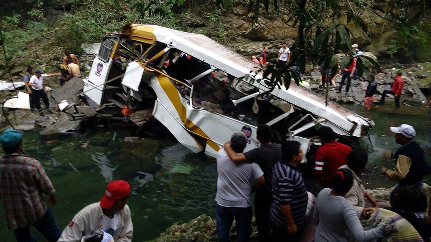 Der Bus war in den Fluss herabgestürzt.