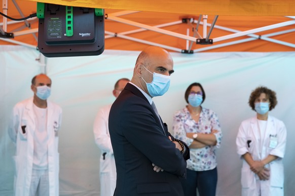 Bundesrat Alain Berset diskutiert mit Aerzten, nach einem Besuch in der Intensivstation im Krankenhaus &quot;Hopital du Jura&quot; zur Situation um die Coronavirus Pandemie, Covid-19, am Montag, 9. No ...